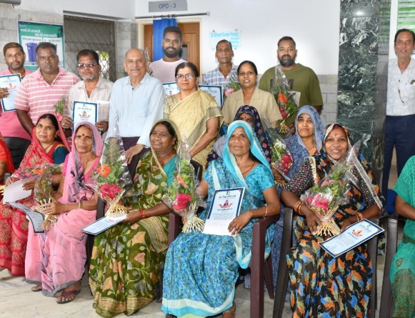 सामाजिक सरोकार : रतलाम में वरिष्ठ चिकित्सक दंपति ने निभाई सामाजिक समरसता, 17 सफाई कर्मियों का किया आत्मीय अभिनंदन
