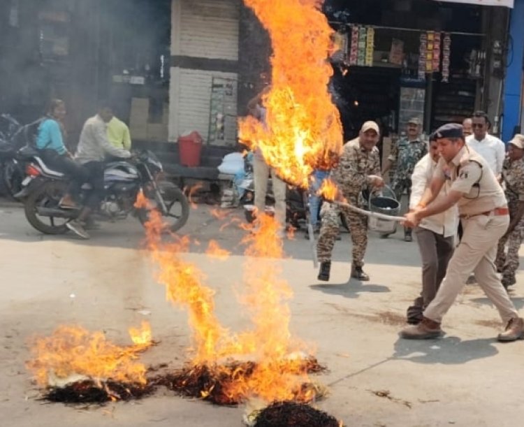 ​पुतले की छीना-झपटी : कानून-व्यवस्था सुधारना या हादसे को न्योता देना?