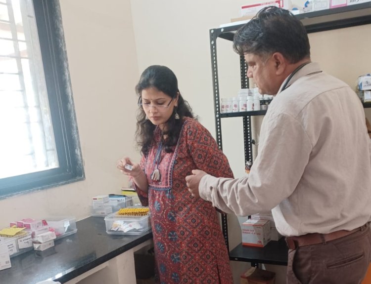 सीईओ जिला पंचायत का औचक निरीक्षण: संजीवनी क्लिनिक में मिलीं एक्सपायरी दवाइयां