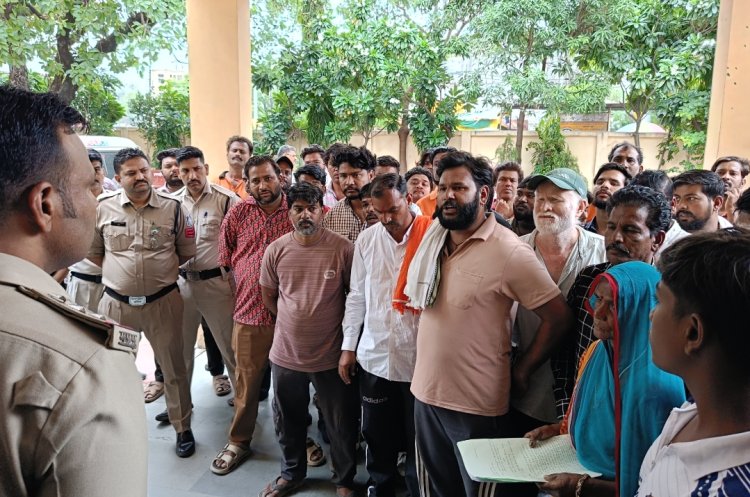 रतलाम में खाकी बेअसर: कागजों में बंद 'अहाते' पर सरेआम छलक रहे जाम, हुआ विवाद