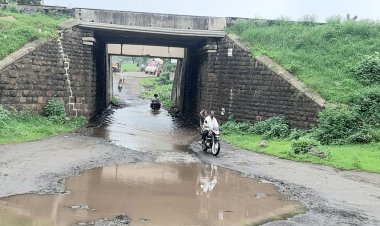 रतलाम के मालवासी रेलवे अंडरपास में जलभराव की गंभीर समस्या, जन-विश्वास अभियान में ग्रामीणों ने कलेक्टर को घेरा