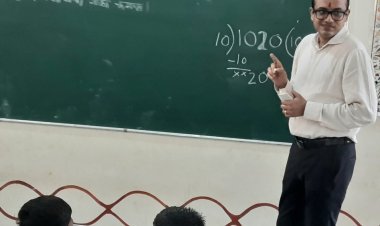 रतलाम कलेक्टर ने ब्लैकबोर्ड पर खुद संभाली 'चॉक', और डस्टर, बच्चों को सिखाए गणित के आसान सूत्र