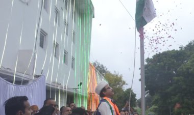 निगम भवन पर महापौर ने किया ध्वजारोहण