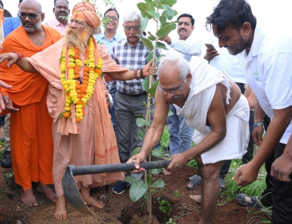 सामाजिक सरोकार : पद्मश्री महेश शर्मा और संतों की मौजूदगी में रोपी त्रिवेणी