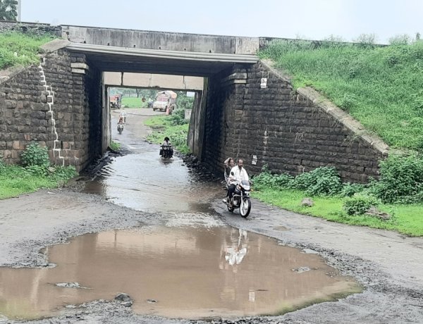 रतलाम के मालवासी रेलवे अंडरपास में जलभराव की गंभीर समस्या, जन-विश्वास अभियान में ग्रामीणों ने कलेक्टर को घेरा
