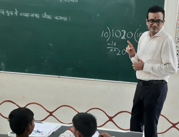 रतलाम कलेक्टर ने ब्लैकबोर्ड पर खुद संभाली 'चॉक', और डस्टर, बच्चों को सिखाए गणित के आसान सूत्र