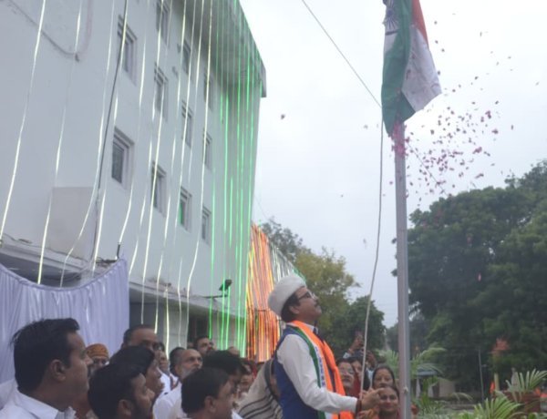 निगम भवन पर महापौर ने किया ध्वजारोहण