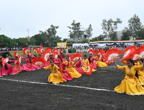 आजादी के जश्न में पसीना बच्चों का, वाहवाही बटोरने मंच पर चढ़े संस्था प्रमुख