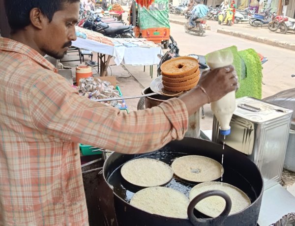 रतलाम में सावन की मिठास: घेवर और फीणी की बाजारों में फैल रही खुशबू