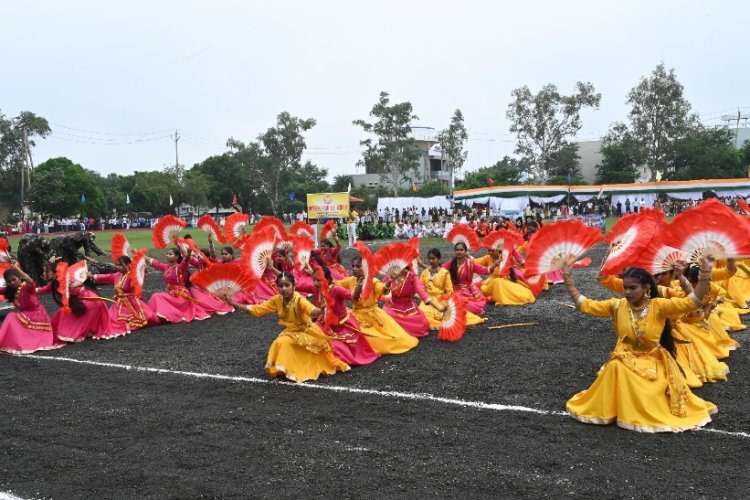आजादी के जश्न में पसीना बच्चों का, वाहवाही बटोरने मंच पर चढ़े संस्था प्रमुख