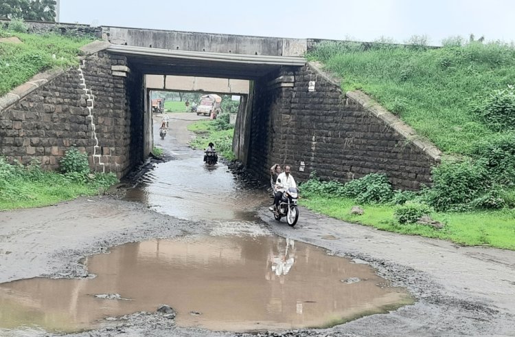 रतलाम के मालवासी रेलवे अंडरपास में जलभराव की गंभीर समस्या, जन-विश्वास अभियान में ग्रामीणों ने कलेक्टर को घेरा