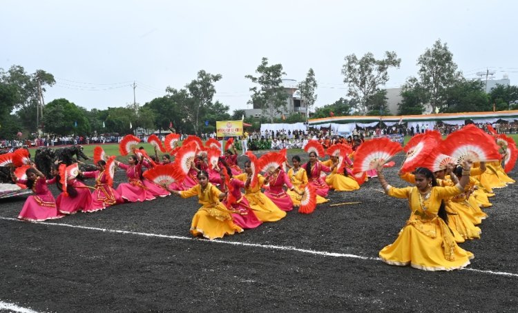 आजादी के जश्न में पसीना बच्चों का, वाहवाही बटोरने मंच पर चढ़े संस्था प्रमुख