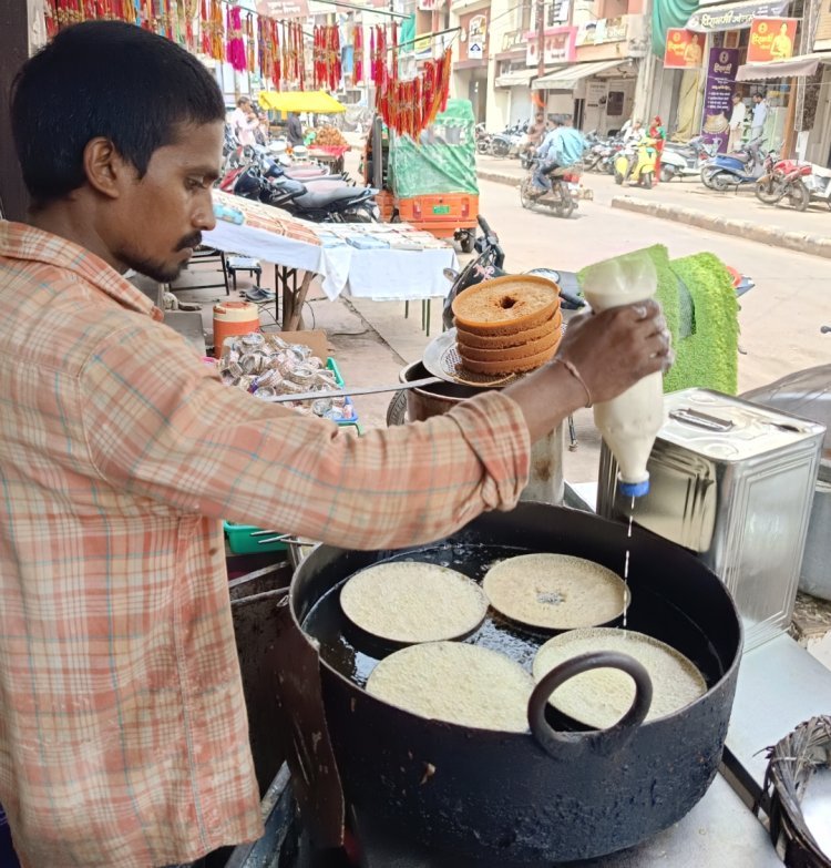 रतलाम में सावन की मिठास: घेवर और फीणी की बाजारों में फैल रही खुशबू