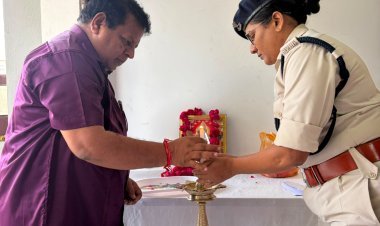 रतलाम में सरस्वती पूजन के दौरान भी अधिकारी ने पहने रखे जूते