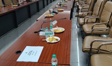 आंखों देखी : रतलाम जिला विकास समिति बैठक से प्रभारी मंत्री ने रखा मीडिया को दूर