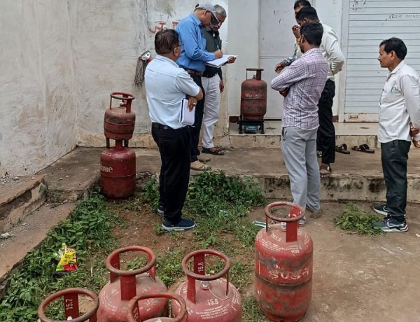रतलाम में बड़ी कार्रवाई: पलाश की अंजना इण्डेन गैस एजेंसी पर प्रशासन का छापा