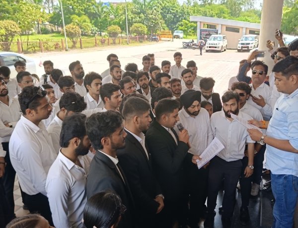 रतलाम के विधि महाविद्यालय में गणेशोत्सव-गरबा कार्यक्रम के दौरान बाहरी तत्वों का भारी हंगामा