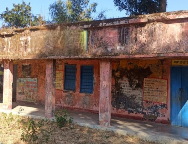 जर्जर छतों के नीचे बचपन: रतलाम में 25 सरकारी स्कूल भवन 'खतरनाक' घोषित