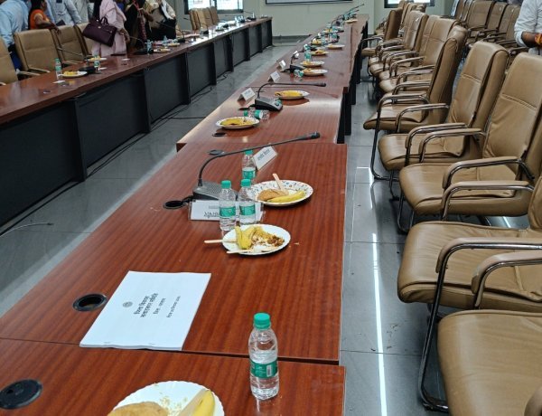 आंखों देखी : रतलाम जिला विकास समिति बैठक से प्रभारी मंत्री ने रखा मीडिया को दूर