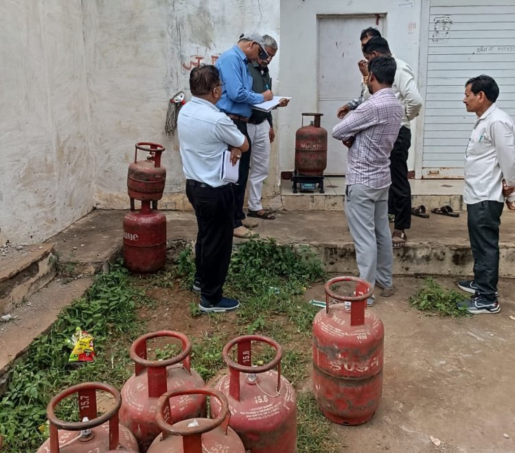 रतलाम में बड़ी कार्रवाई: पलाश की अंजना इण्डेन गैस एजेंसी पर प्रशासन का छापा