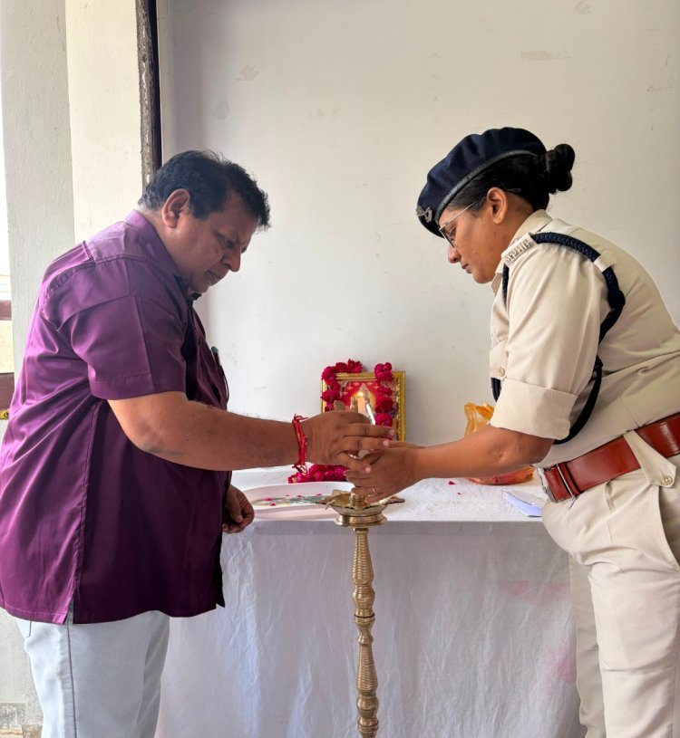 रतलाम में सरस्वती पूजन के दौरान भी अधिकारी ने पहने रखे जूते