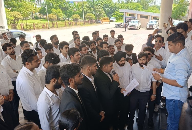 रतलाम के विधि महाविद्यालय में गणेशोत्सव-गरबा कार्यक्रम के दौरान बाहरी तत्वों का भारी हंगामा