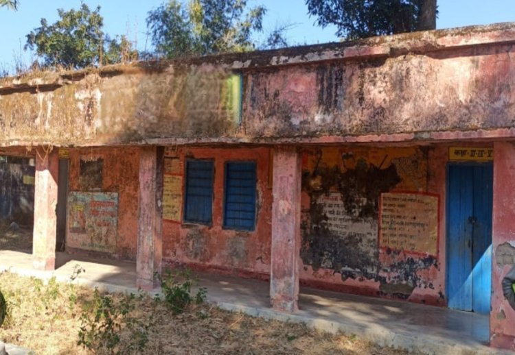 जर्जर छतों के नीचे बचपन: रतलाम में 25 सरकारी स्कूल भवन 'खतरनाक' घोषित