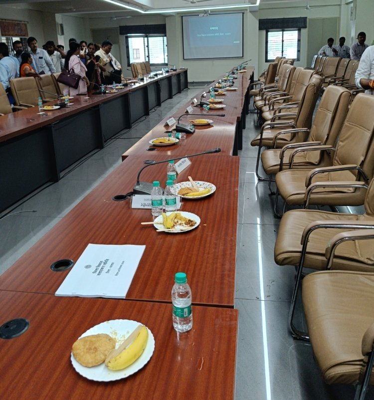 आंखों देखी : रतलाम जिला विकास समिति बैठक से प्रभारी मंत्री ने रखा मीडिया को दूर