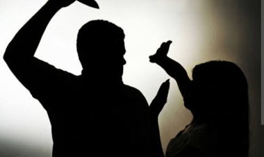 थाना परिसर में खूनी संघर्ष: बयान देकर बाहर निकली पत्नी पर पति ने किया ताबड़तोड़ चाकू से हमला, गंभीर रूप से घायल