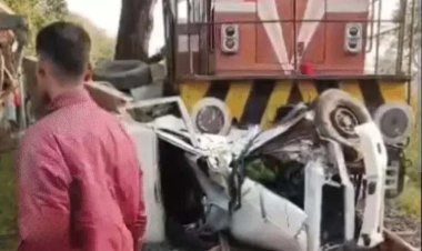 बिना फाटक की रेलवे क्रॉसिंग पर मालगाड़ी से टकराई पिकअप, 1 की मौत