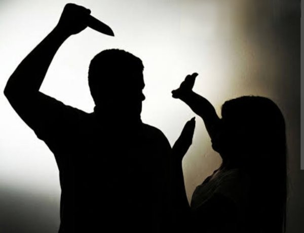 थाना परिसर में खूनी संघर्ष: बयान देकर बाहर निकली पत्नी पर पति ने किया ताबड़तोड़ चाकू से हमला, गंभीर रूप से घायल