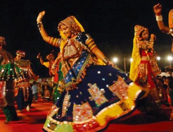 गरबा: भक्ति की पावन लोक-संस्कृति से विज्ञापनों के चकाचौंध तक—कहाँ खो गई हमारी मर्यादा?