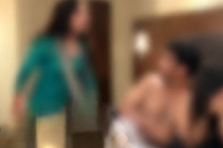 दो बच्चों को छोड़ होटल के कमरे में दूसरी महिला संग पकड़ाया पति