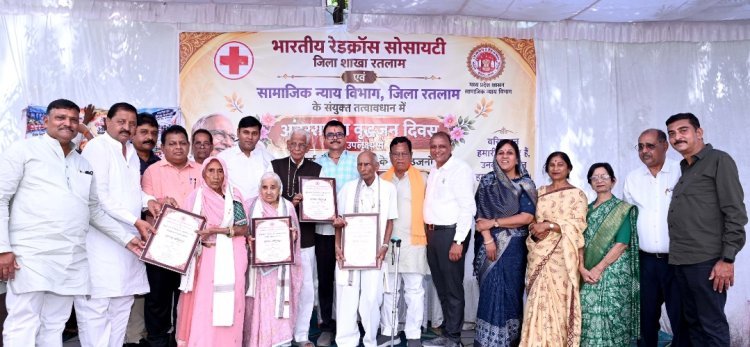 सामाजिक सरोकार : रतलाम में 90 पार बुजुर्गों का सम्मान