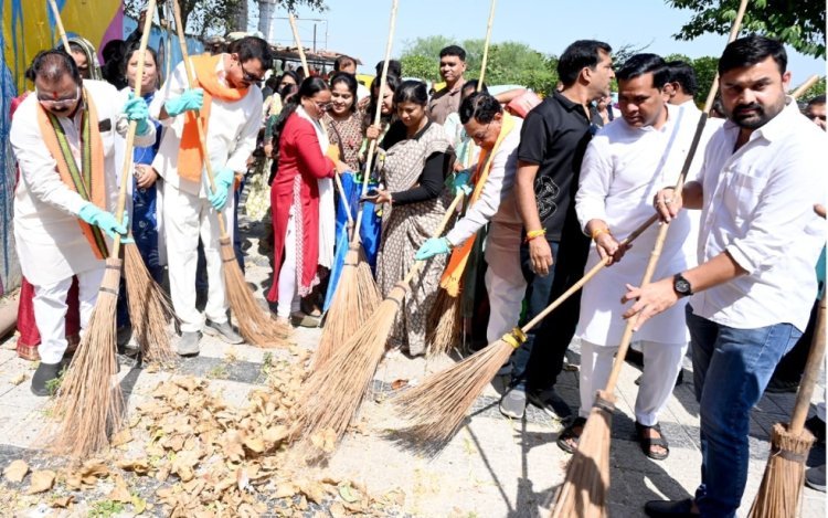 रतलाम में 'सेवा संकल्प' या 'फोटो सेशन'? एक टोकरी कचरे पर 9 झाड़ू से प्रहार