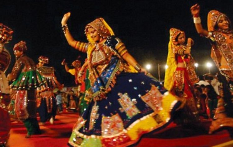 गरबा: भक्ति की पावन लोक-संस्कृति से विज्ञापनों के चकाचौंध तक—कहाँ खो गई हमारी मर्यादा?